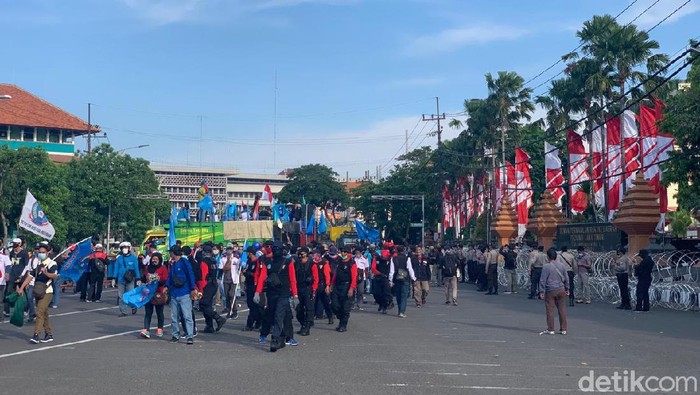 Ratusan buruh dari Federasi Serikat Pekerja Logam Elektronik Mesin Serikat Pekerja Seluruh Indonesia (FSP LEM SPSI) demo menolak Omnibus Law di depan Gedung DPRD Jawa Timur. Massa membubarkan diri setelah perwakilan mereka diterima Anggota DPRD Jatim.