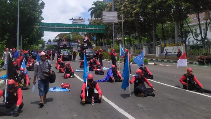 Gaya Massa Buruh Duduk Berjarak di Jalan Sisi Monas Usai Long March