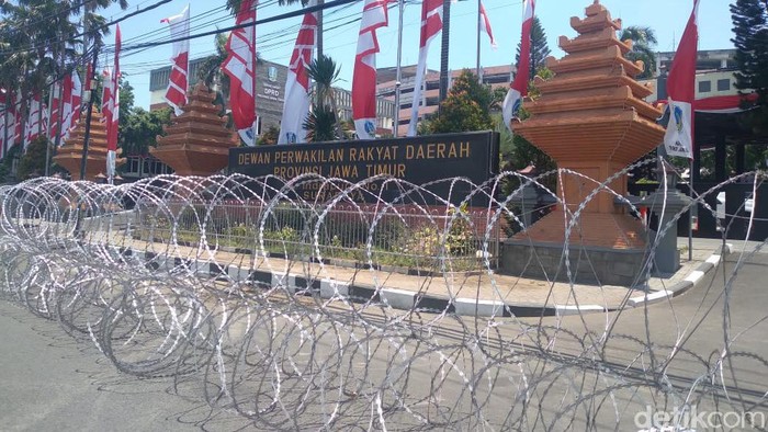 Gedung DPRD Jatim Dipasang Kawat Berduri Jelang Demo Omnibus Law