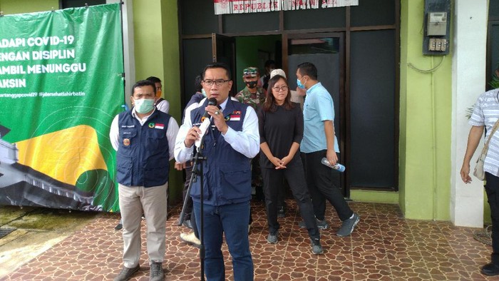 Gubernur Jawa Barat Ridwan Kamil saat Meninjau Vaksinasi di Depok