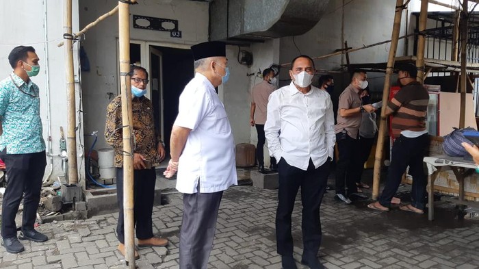Gubsu Edy Rahmayadi cek lokasi dugaan pelemparan mobil Satgas COVID-19 terjadi (Ahmad Arfah-detikcom)