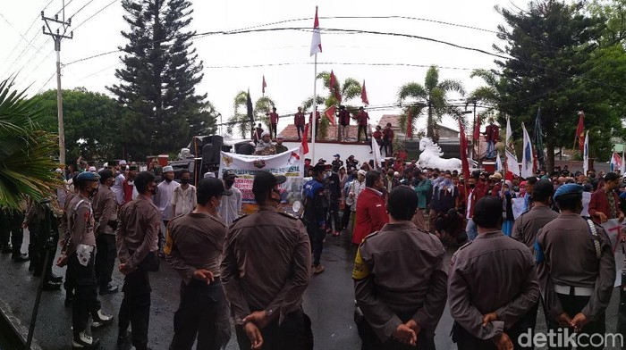 Hari santri di Kuningan diwarnai aksi desakan turunkan ketua DPRD