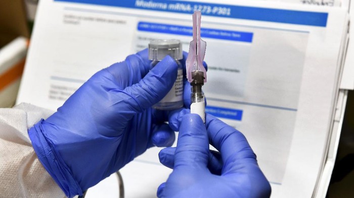 Ilustrasi Vaksin Covid-19 FILE - In this July 27, 2020, file photo, Nurse Kathe Olmstead prepares a shot that is part of a possible COVID-19 vaccine, developed by the National Institutes of Health and Moderna Inc., in Binghamton, N.Y. The U.S. Food and Drug Administration will hold a meeting to discuss the process of approving COVID-19 vaccines. (AP Photo/Hans Pennink, File)