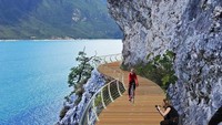 Lingkaran rute ini dapat dilewati oleh semua jenis sepeda, karena jalurnya terbuat dari papan kayu.