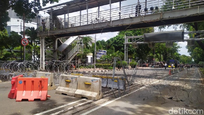 Jelang demo tolak omnibus law, Jalan Medan Merdeka Barat ditutup kawat beduri