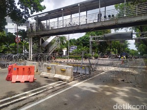 Jelang Demo Buruh, Jalan Medan Merdeka Barat Ditutup Kawat Berduri