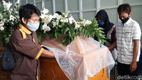 Peti jenazah Yulia didorong menuju mobil jenazah yang akan membawa ke Taman Memorial Delingan, Karanganyar. 