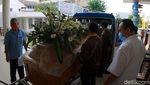 Jenazah Yulia yang Tewas Terbakar dalam Mobil Dimakamkan
