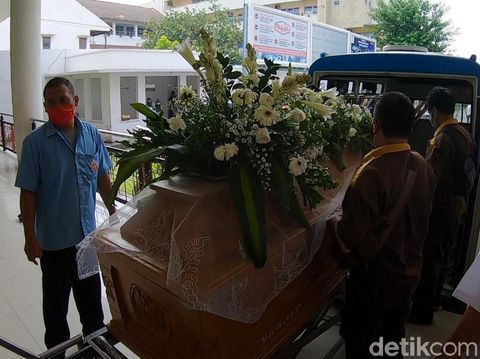 The body of Yulia (42) who was found burning in a car at Sukoharjo Regency will be buried in Delingan Memorial Park, Karanganyar.  Currently the body has been sent to the funeral.