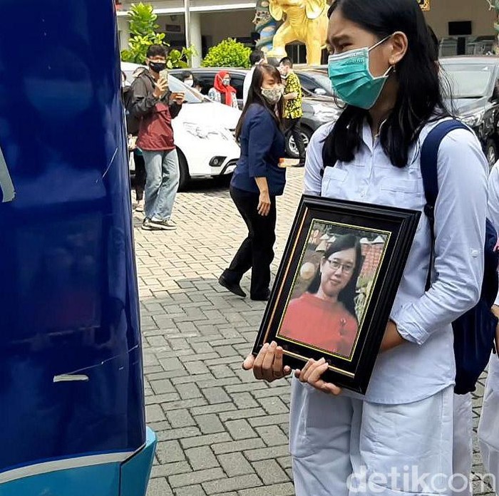 Jenazah Yulia (42) yang ditemukan terbakar dalam mobil di Kabupaten Sukoharjo akan dimakamkan di Taman Memorial Delingan, Karanganyar. Saat ini jenazah telah diberangkatkan ke pemakaman.