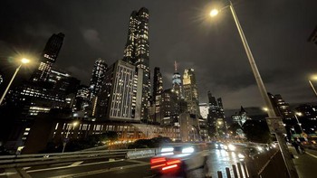 Lanskap sebuah kota dapat ditangkap dengan baik walau di malam hari. Foto: The Verge