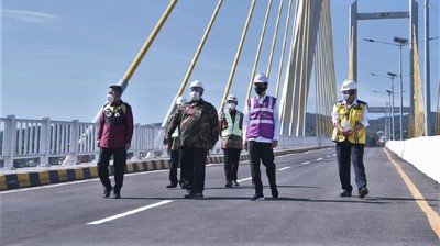 Momen Jokowi Resmikan Jembatan Teluk Kendari