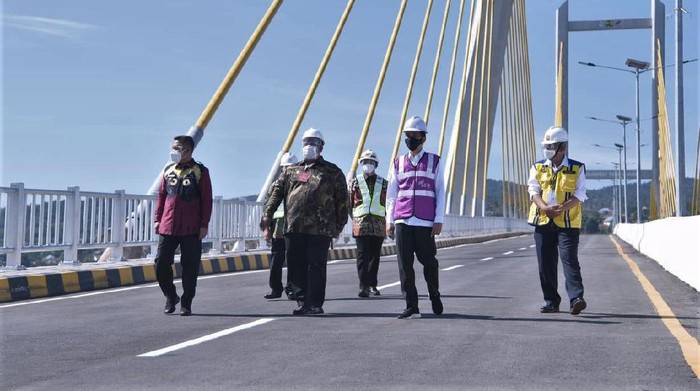 JOKOWI RESMIKAN PABRIK GULA DI BOMBANA Presiden Joko Widodo (kiri), pemilik pabrik gula PT Prima Alam Gemilang Andi Syamsuddin Arsyad (kanan) dan mantan Menteri Pertanian Amran Sulaiman (tengah) mengunjungi lahan perkebunan tebu di Kabupaten Bombana, Sulawesi Tenggara, Kamis (22/10/2020). Presiden Joko Widodo meresmikan pengoperasian pabrik gula berkapasitas giling hingga 12.000 ton cane per day (TCD) di Kabupaten Bombana. ANTARA FOTO/Biroperskepresiden/JJ/foc.
