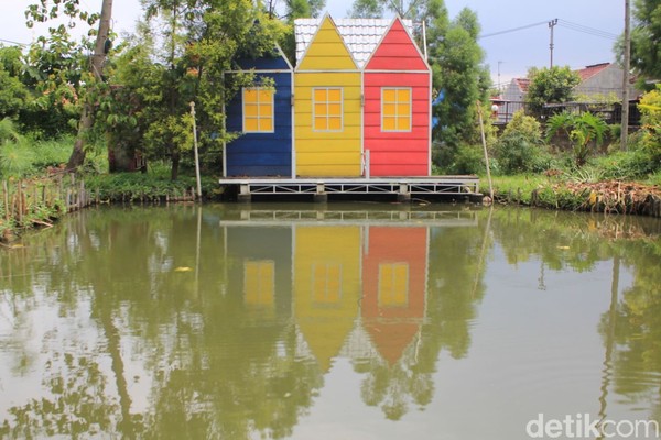 Warna-warna terang dari setiap bangunan ibu kota Amsterdam juga dihadirkan untuk menambah nuansa Belanda. (Siti Fatimah/detikcom) Warna-warna terang dari setiap bangunan ibu kota Amsterdam juga dihadirkan untuk menambah nuansa Belanda. (Siti Fatimah/detikcom)