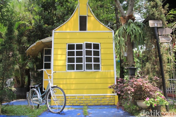 Kampung Tullip menyediakan permainan anak-anak, food court, wisata air perahu dayung dan perahu gowes hingga spot foto. (Siti Fatimah/detikcom) Kampung Tullip menyediakan permainan anak-anak, food court, wisata air perahu dayung dan perahu gowes hingga spot foto. (Siti Fatimah/detikcom)