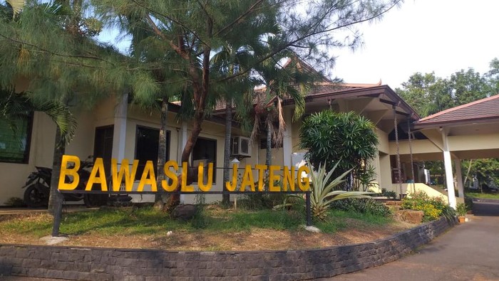 Kantor Bawaslu Jawa Tengah, Kamis (22/10/2020).