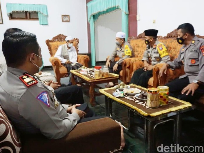 Kapolres Probolinggo, AKBP Ferdy Irawan, ajak santri se - Kabupaten Probolinggo, jihad melawan dan memutus mata rantai penyebaran COVID- 19