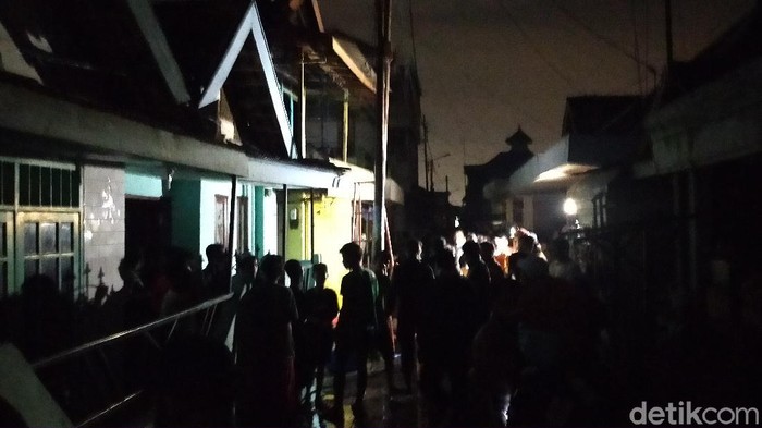Empat rumah di Jalan Jati Purwo, Kelurahan Ujung, Kecamatan Semampir terbakar. Kebakaran diduga disebabkan korsleting listrik.