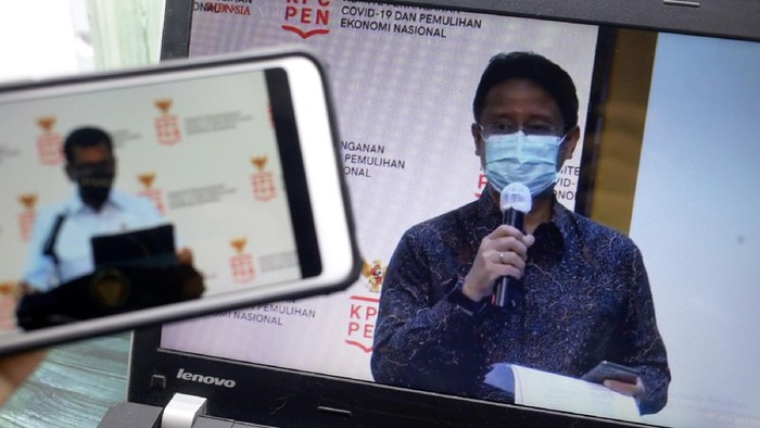 Menparekraf Wishnutama dan Ketua Satgas PEN Budi Gunadi Sadikin (kanan) memberikan  keterangan kepada wartawan melalui Webinardi Jakarta, Selasa,  21 Oktober 2020