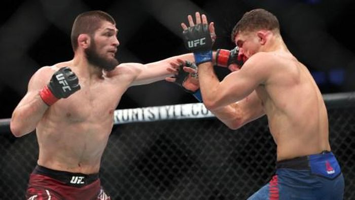 Khabib Nurmagomedov vs Al Iaquinta NEW YORK, NY - APRIL 07: Khabib Nurmagomedov (L) lands a left hand to the head of Al Iaquinta (R) during their UFC lightweight championship bout at UFC 223 at Barclays Center on April 7, 2018 in New York City. Ed Mulholland/Getty Images/AFP