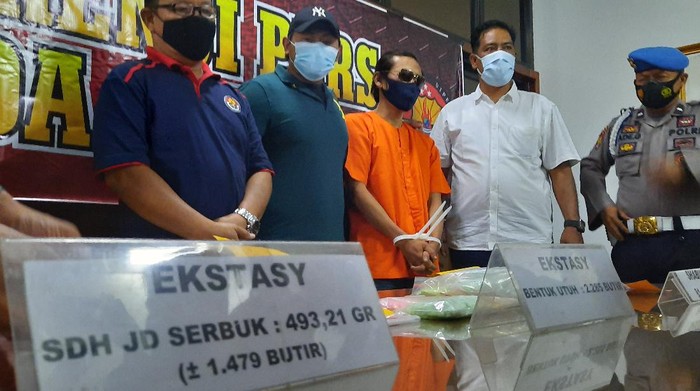 Konferensi pers penangkapan seorang kurir sabu dan ekstasi bernama Firman di Polda Jambi