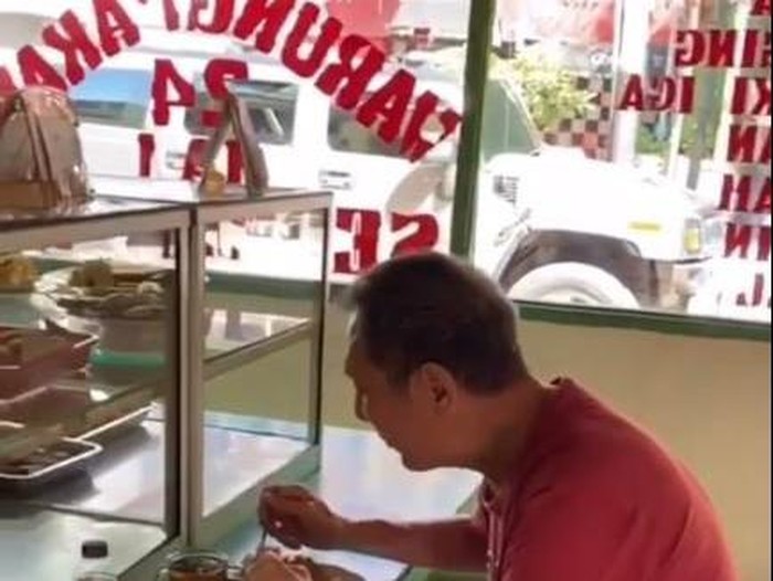 Bukan di Mall Mewah, 5 Konglomerat Ini Hobi Makan di Warung Kaki Lima
