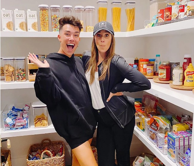 Bintang YouTube James Charles menata lemari makanannya dengan sangat rapi. Mulai dari pasta, saus, bumbu dapur hingga camilan disusun seperti sebuah mini market. Ia pun menyewa jasa beres-beres profesional dari RiOrganize. Foto: Instagram