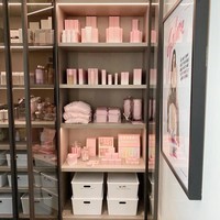 Kylie Jenner punya segudang produk kosmetik yang disimpannya dalam lemari kaca. Produk-produk yang sebagian besar dari brand-nya sendiri ini ditata sangat rapi selayaknya barang di toko. Ternyata dia memakai jasa organizer bernama A Detailed Life untuk menata lemari kacanya. Foto: Instagram