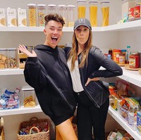 Bintang YouTube James Charles menata lemari makanannya dengan sangat rapi. Mulai dari pasta, saus, bumbu dapur hingga camilan disusun seperti sebuah mini market. Ia pun menyewa jasa beres-beres profesional dari RiOrganize. Foto: Instagram