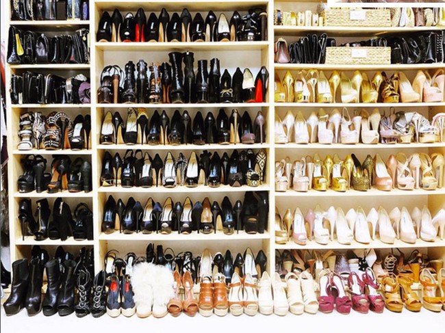 Bukan fashion stylist namanya kalau tidak punya lemari sangat rapi. Rachel Zoe, stylist ternama Amerika, puynya ratusan koleksi sepatu yang harus disimpan dengan rapi jika tidak ingin cepat rusak. Lihat saja kabinetnya yang berisi koleksi sepatu dan ditata berdasarkan warna. Cantik! Foto: Instagram