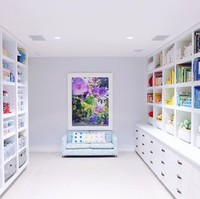 Kamu akan terkesima betapa rapinya kamar bermain anak di rumah Gwyneth Paltrow di Hamptons, Los Angeles. Semua ditata berdasarkan fungsi dan jenis mainan. Dia menyewa jasa organizer ternama The Home Edit. Foto: Instagram