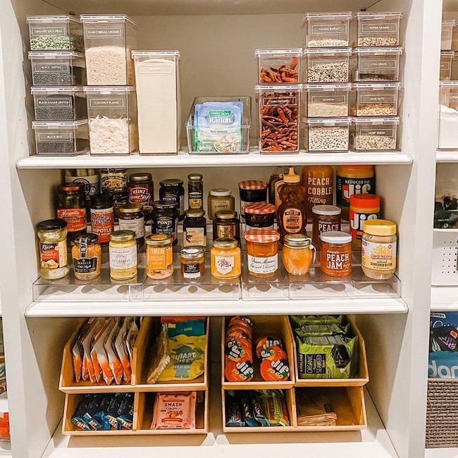 Sebagai penulis buku resep, Chrissy Teigen pun harus punya lemari makanan yang apik. Istri musisi John Legend ini juga menyewa jasa beberes rumah, Ria Safford dari RiOrganize. Foto: Instagram