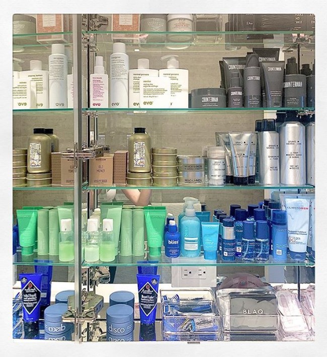 Model dan bintang reality TV Tyler Cameron menata koleksi produk perawatan tubuhnya seperti di toko kecantikan. Dia menyusun produk-produknya berdasarkan merek. Dalam merapikan lemari, Tyler dibantu tim organizer dari Done Neatly. Foto: Instagram