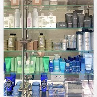 Model dan bintang reality TV Tyler Cameron menata koleksi produk perawatan tubuhnya seperti di toko kecantikan. Dia menyusun produk-produknya berdasarkan merek. Dalam merapikan lemari, Tyler dibantu tim organizer dari Done Neatly. Foto: Instagram