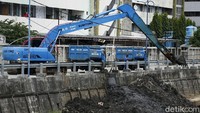 Ekskavator dikerahkan untuk mempermudah pengerukan lumpur.