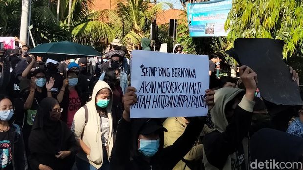 Mahasiswa dan buruh demo tolak omnibus law Cipta Kerja di Universitas Udayana (Angga Riza/detikcom)
