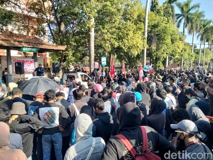 Mahasiswa dan buruh demo tolak omnibus law Cipta Kerja di Universitas Udayana (Angga Riza/detikcom)