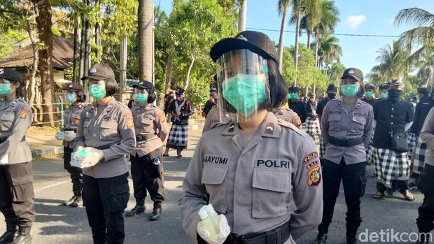 Mahasiswa dan buruh demo tolak omnibus law Cipta Kerja di Universitas Udayana (Angga Riza/detikcom)