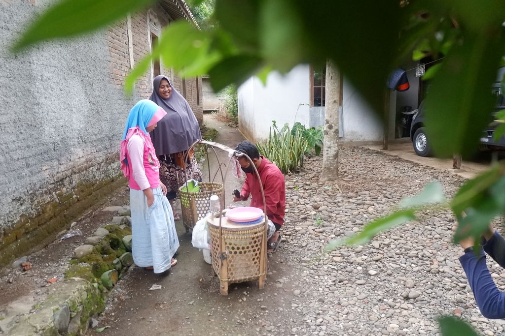 Demi Kuliah Mahasiswa Ini Jualan Dawet Pikul Jalan Kaki Puluhan Kilometer