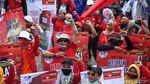 Massa Buruh Geruduk Patung Kuda