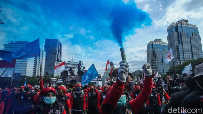 Massa demo buruh mulai ramai memadati kawasan Patung Kuda, Jakarta Pusat. Aksi tersebut dilakukan menolak omnibus law UU Cipta Kerja.