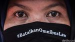 Massa Buruh Geruduk Patung Kuda