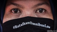 Tenaga Ahli KSP, Yohanes Joko, menemui massa buruh sekitar pukul 14.25 WIB, Kamis (22/10/2020). Yohanes didampingi Kapolres Jakarta Pusat Kombes Heru Novianto dan sejumlah orang lainnya.