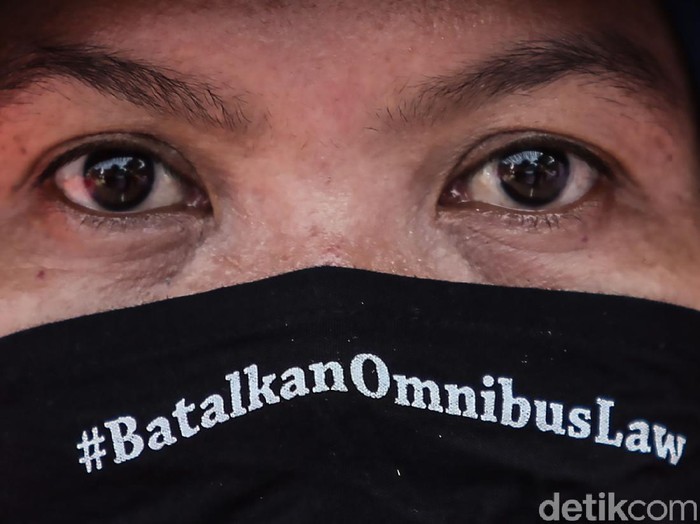 Massa demo buruh mulai ramai memadati kawasan Patung Kuda, Jakarta Pusat. Aksi tersebut dilakukan menolak omnibus law UU Cipta Kerja.