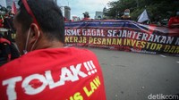 Berbagai macam atribut seperti spanduk dipamerkan massa aksi.