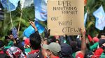 Massa Buruh Geruduk Patung Kuda