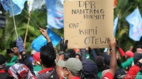 Sejumlah poster aspirasi pun mejeng di tengah aksi demo.