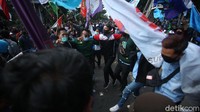 Yel-yel dan iringan nyanyian mewarnai jalannya unjuk rasa.