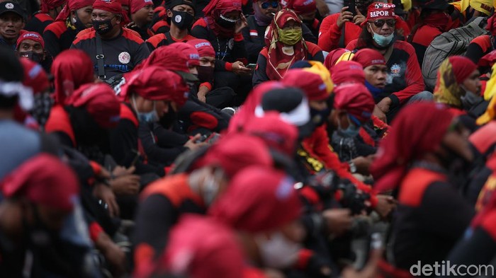 Massa demo buruh mulai ramai memadati kawasan Patung Kuda, Jakarta Pusat. Aksi tersebut dilakukan menolak omnibus law UU Cipta Kerja.