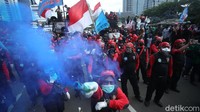 Sejumlah elemen buruh memadati kawasan patung kuda, Jakarta, Kamis (22/10/2020). 